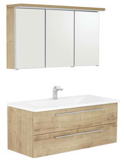 Badkombination mit Holzoptik, bestehend aus einem Waschtisch mit zwei Schubladen und einem dreitürigen Spiegelschrank, seitliche Perspektive