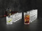 Een 12-delige glazenset in etnische stijl, bestaande uit heldere, gestructureerde glazen die in een diagonale opstelling op een donker oppervlak staan. Op de voorgrond zijn twee glazen met drankjes en ijsblokjes te zien.