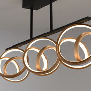 Moderne Deckenleuchte mit goldenen, ineinander verschlungenen Ringen, seitliche Perspektive