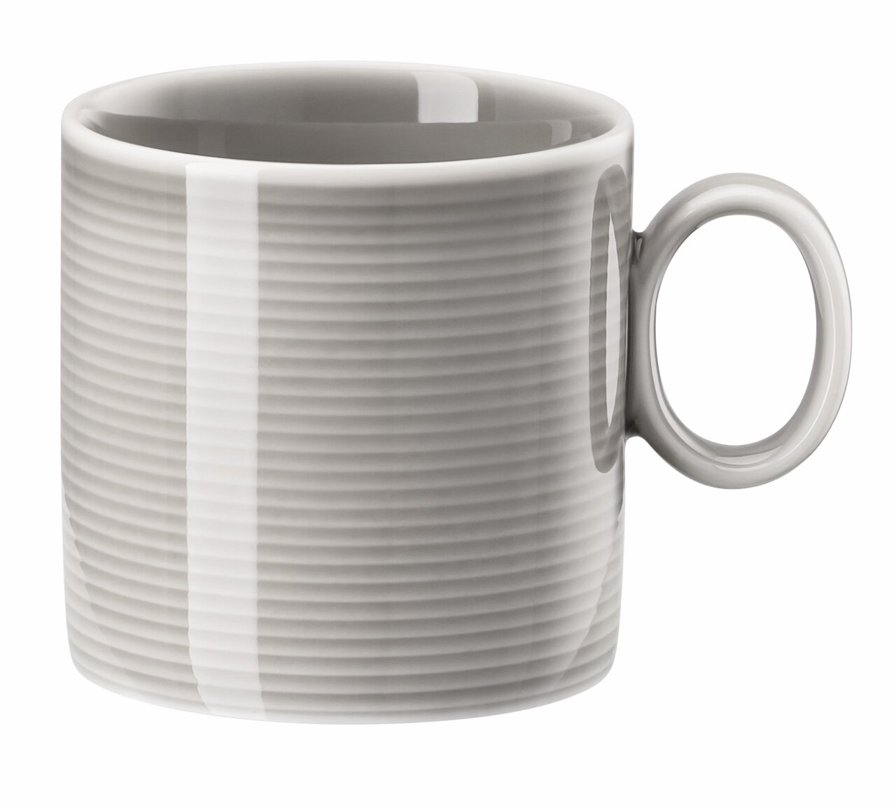 Graue Kaffee-Obertasse mit feinen horizontalen Linien, seitliche Perspektive