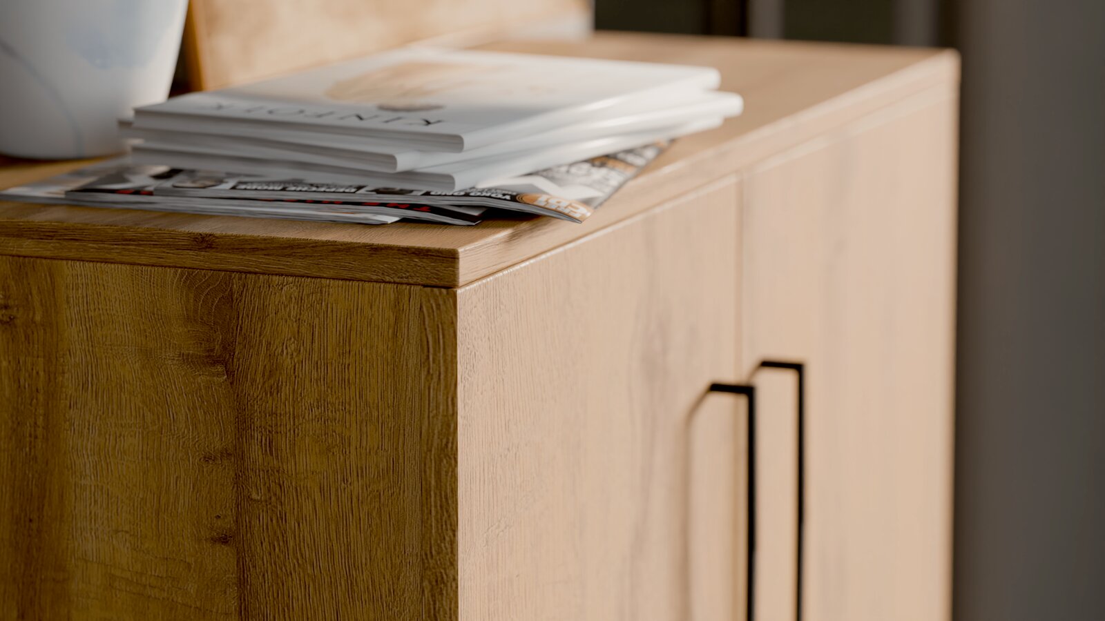 Nahaufnahme eines niedrigen Schuhschranks aus Holz mit modernen Griffen, von oben fotografiert.