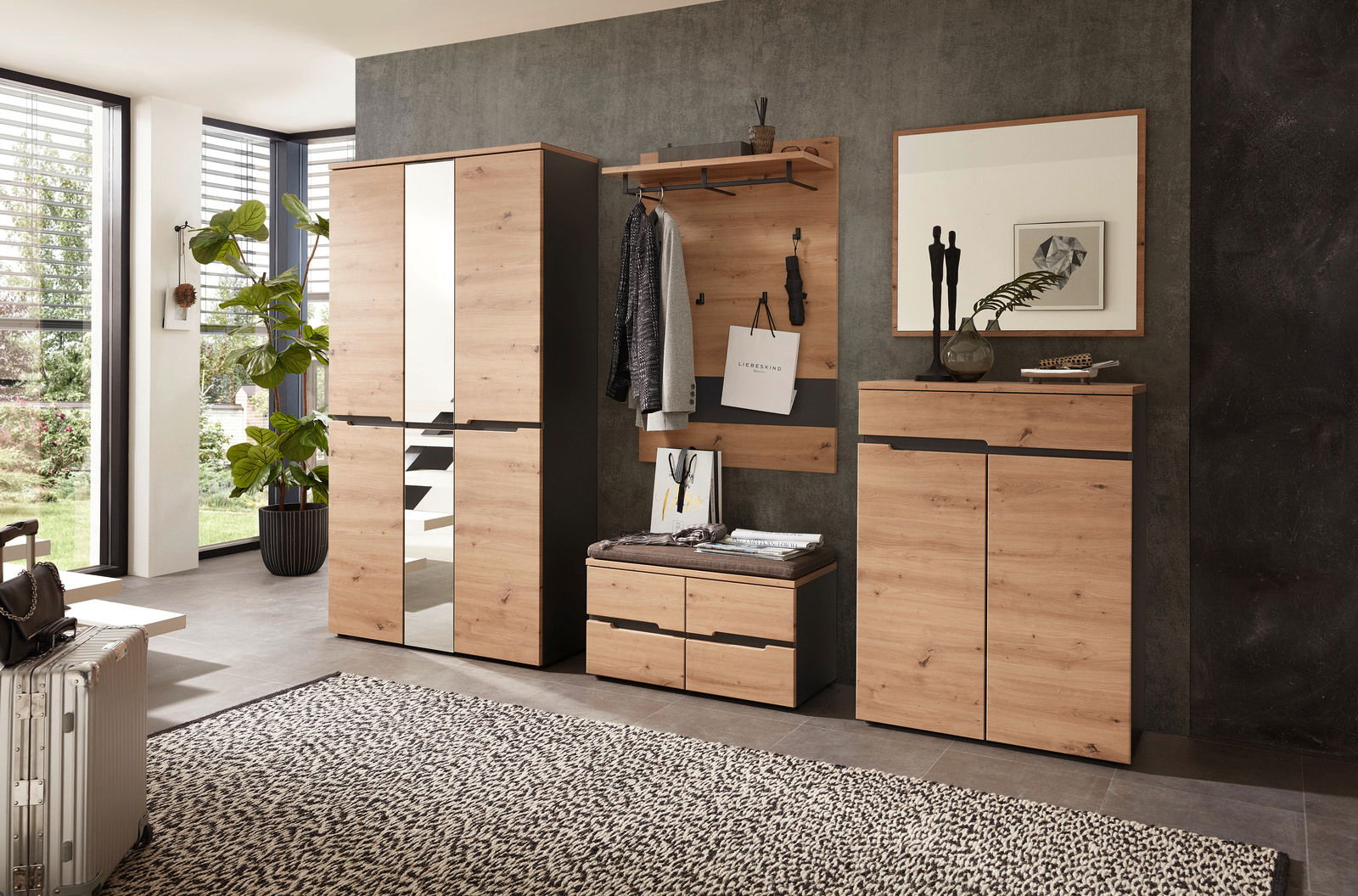 Garderoben-Set in moderner Holzoptik mit Spiegel, Schrank, Sitzbank und Wandregal, seitliche Perspektive