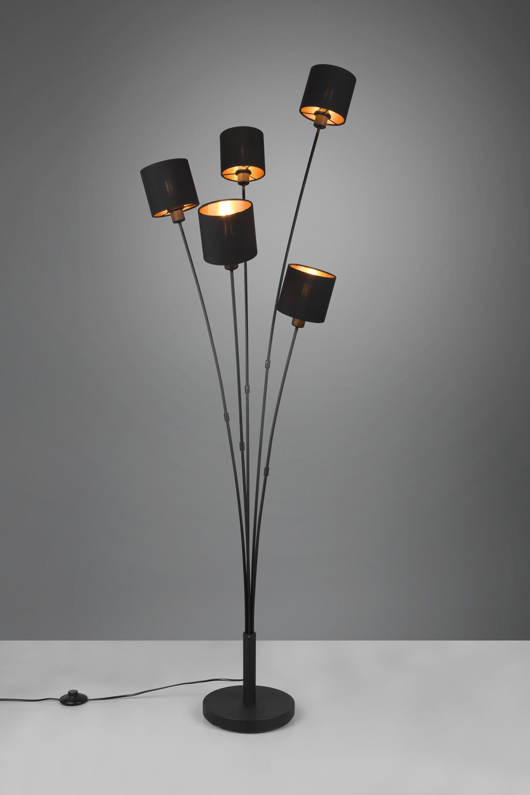 Moderne Stehleuchte TOMMY mit fünf schwarzen Lampenschirmen, die auf gebogenen Armen montiert sind, seitliche Perspektive.