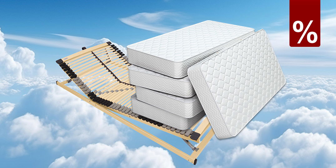 Federholzrahmen mit mehreren Matratzen schwebend über Wolken vor blauem Himmel