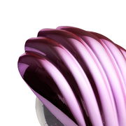 Nahaufnahme einer LED-Tischleuchte mit glänzender, wellenförmiger Oberfläche in violetten Farbtönen.