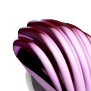 Nahaufnahme einer LED-Tischleuchte mit glänzender, wellenförmiger Oberfläche in violetten Farbtönen.