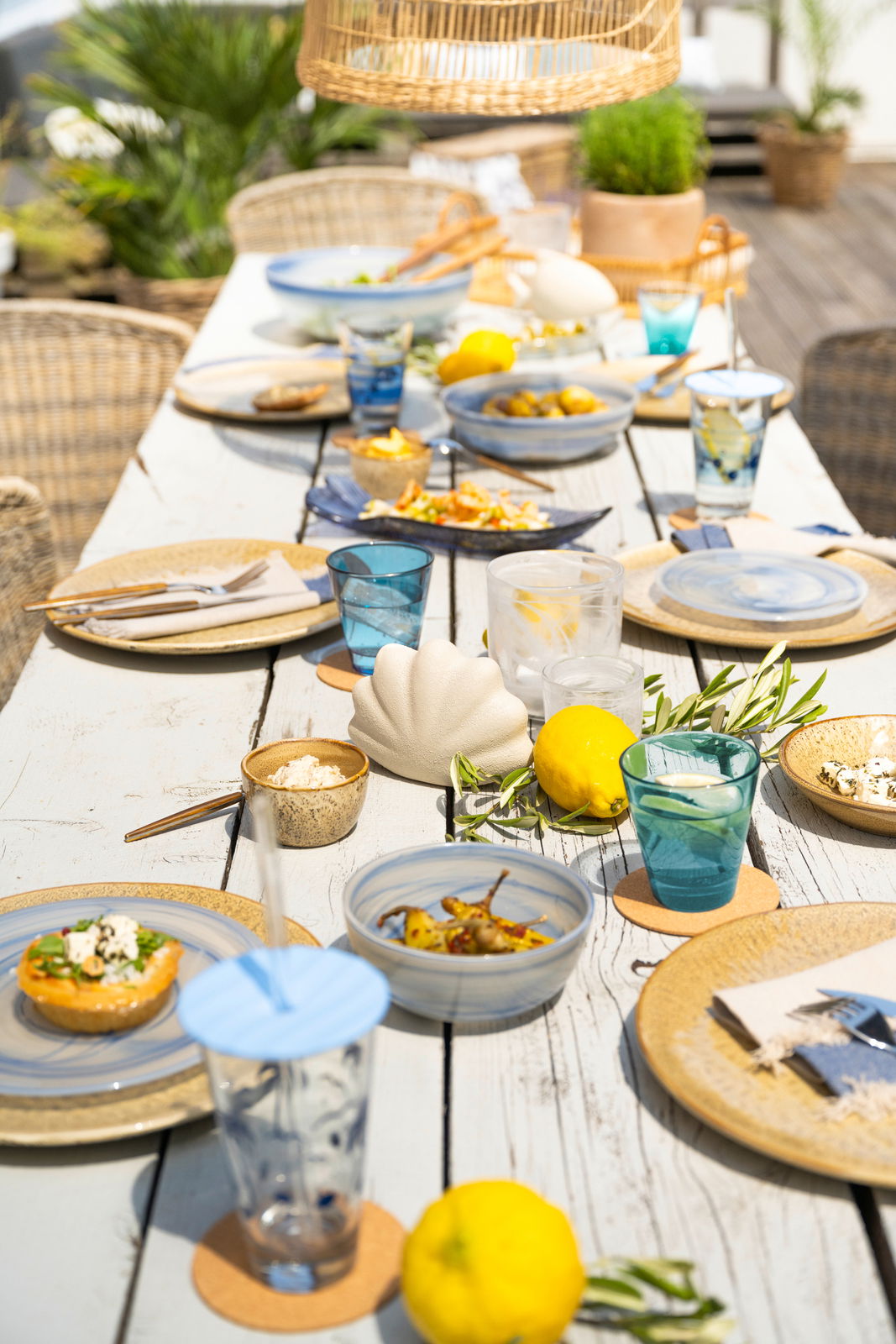 Ein stilvoll gedeckter Tisch im Freien mit dem Tischlicht SALERNO 12cm in der Mitte, umgeben von Geschirr, Gläsern und Zitronen, aus der Vogelperspektive fotografiert.