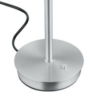 Nahaufnahme der Basis einer LED-Tischleuchte aus gebürstetem Metall mit schwarzem Kabel.