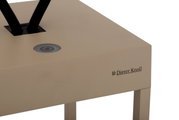 Close-up van een draagbare tafellamp van Dieter Knoll in beige met een zwarte aanraakschakelaar aan de bovenkant.