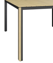Ecke eines modernen Tisches mit Holzplatte und schwarzen Metallbeinen, seitliche Perspektive
