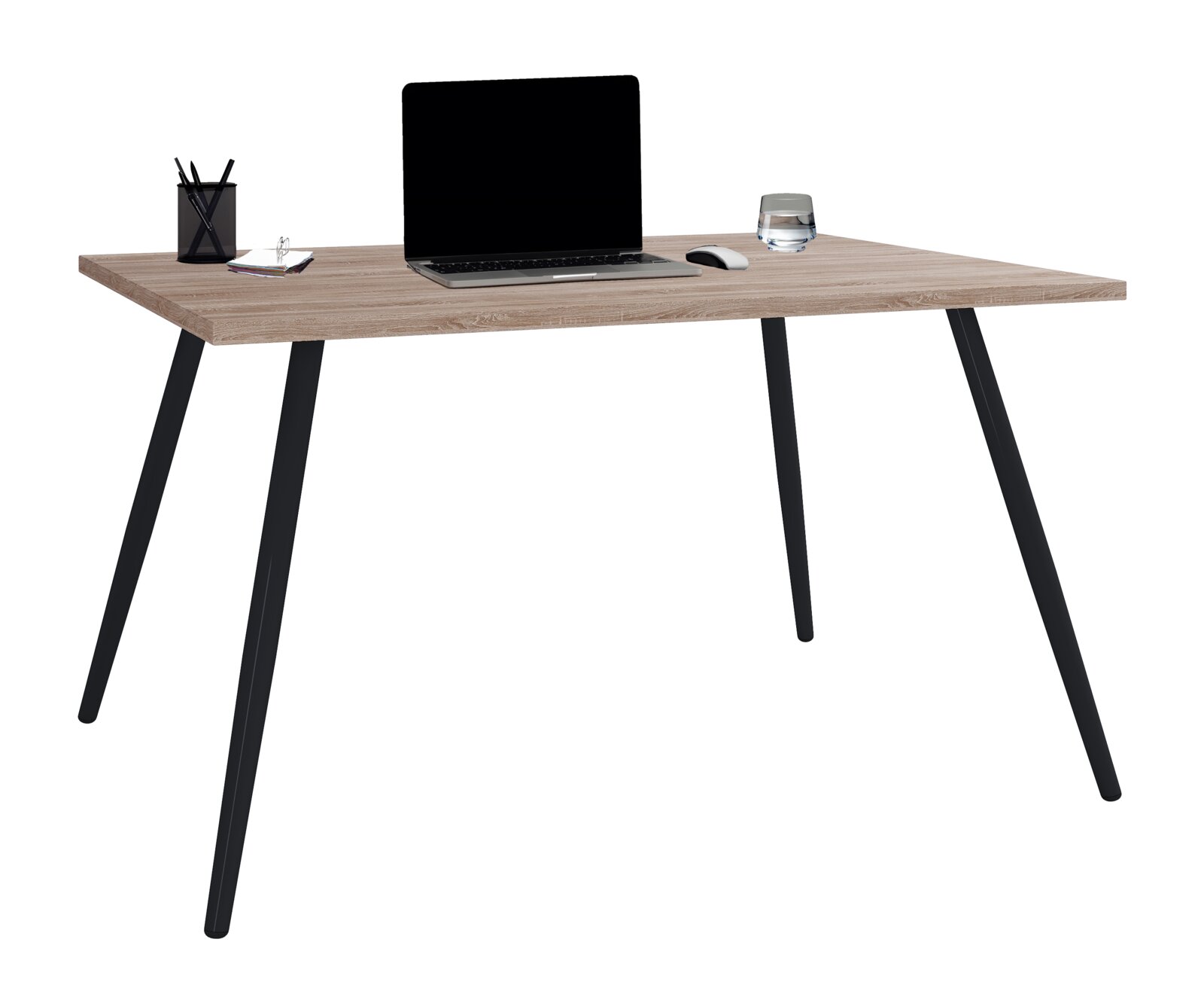 Moderner Schreibtisch mit heller Holzoptik-Tischplatte und schrägen schwarzen Metallbeinen, mit Laptop und Zubehör, freigestellt auf weißem Hintergrund, Ansicht schräg von vorne