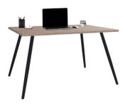 Moderner Schreibtisch mit heller Holzoptik-Tischplatte und schrägen schwarzen Metallbeinen, mit Laptop und Zubehör, freigestellt auf weißem Hintergrund, Ansicht schräg von vorne