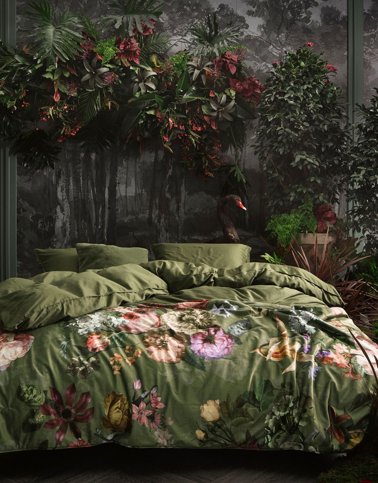 Bettwäsche-Set in einem üppigen, botanischen Design mit floralen Mustern auf grünem Hintergrund, fotografiert aus einer frontalen Perspektive.