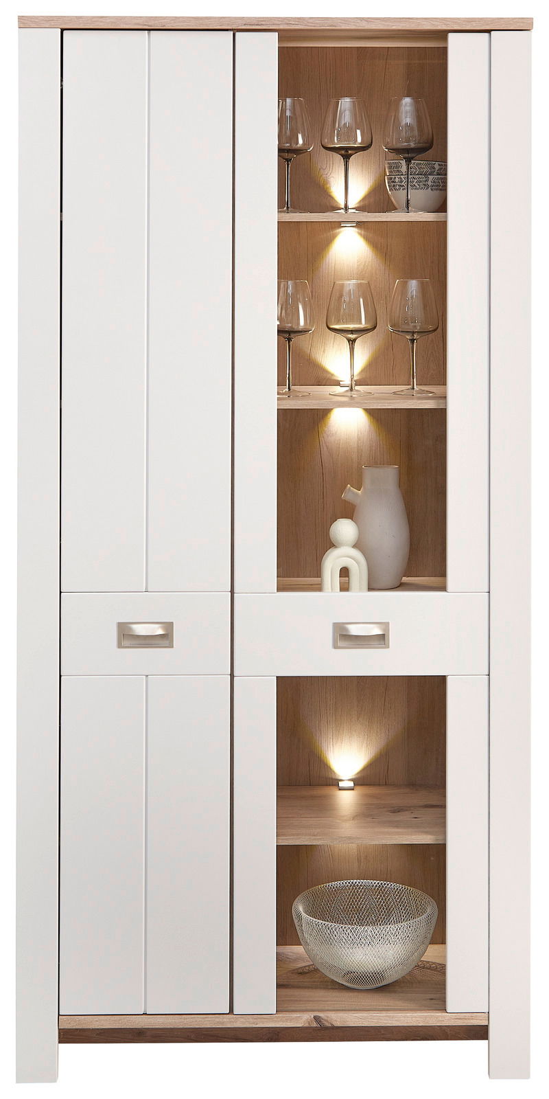 Vitrine mit weißem Rahmen und Holzelementen, beleuchtete Regale mit Gläsern und Dekorationen, Frontalansicht