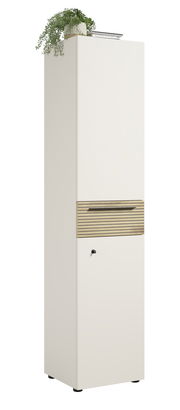 Hoher, schmaler Aktenschrank in Weiß mit Holzdetails und einem Schloss, von vorne betrachtet. Oben auf dem Schrank steht eine Pflanze und einige Bücher.