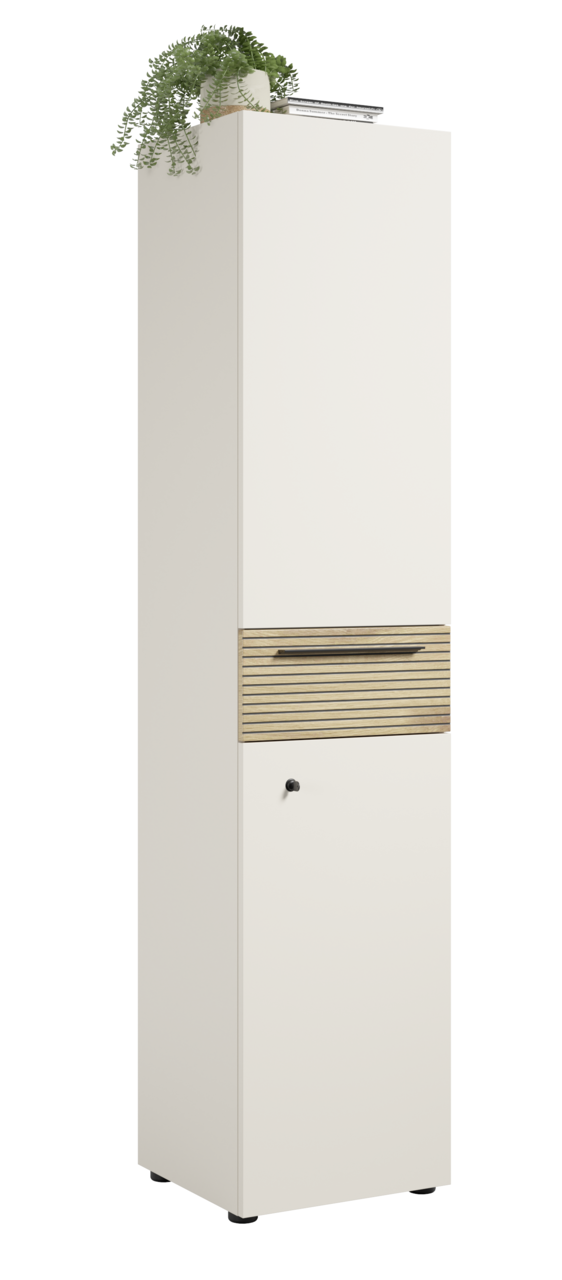 Hoher, schmaler Aktenschrank in Weiß mit Holzdetails und einem Schloss, von vorne betrachtet. Oben auf dem Schrank steht eine Pflanze und einige Bücher.