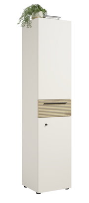 Hoher, schmaler Aktenschrank in Weiß mit Holzdetails und einem Schloss, von vorne betrachtet. Oben auf dem Schrank steht eine Pflanze und einige Bücher.