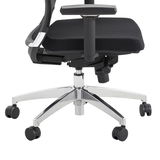 Moderner schwarzer Drehstuhl mit verstellbaren Armlehnen und poliertem Metallfuß, seitliche Perspektive