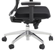 Moderner schwarzer Drehstuhl mit verstellbaren Armlehnen und poliertem Metallfuß, seitliche Perspektive