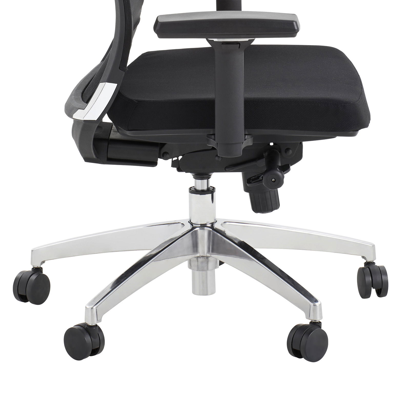 Moderner schwarzer Drehstuhl mit verstellbaren Armlehnen und poliertem Metallfuß, seitliche Perspektive