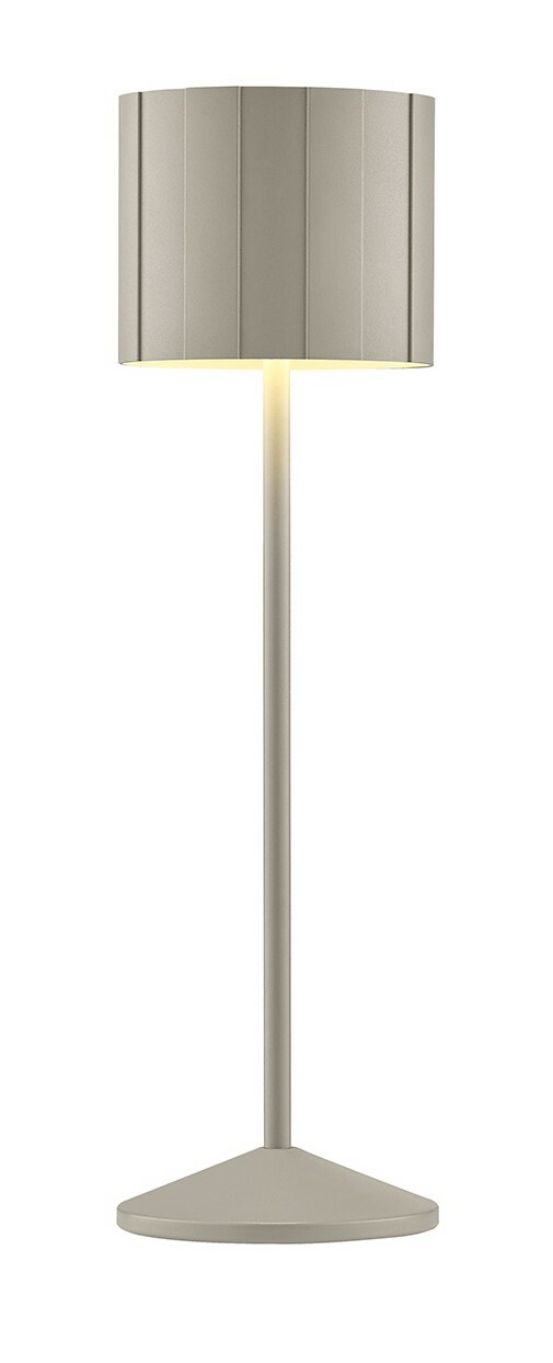 Moderne Akku-Tischleuchte in Beige, frontal abgebildet mit zylindrischem Lampenschirm und schlankem Standfuß.