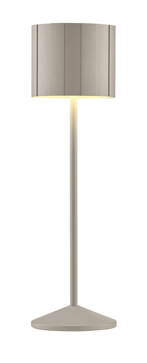 Moderne Akku-Tischleuchte in Beige, frontal abgebildet mit zylindrischem Lampenschirm und schlankem Standfuß.