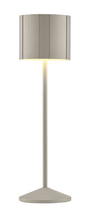 Moderne Akku-Tischleuchte in Beige, frontal abgebildet mit zylindrischem Lampenschirm und schlankem Standfuß.