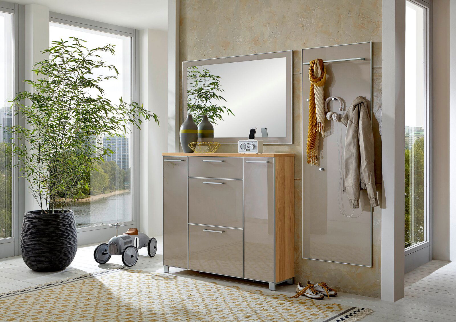 VOSS Garderoben-Set 3-tlg. SANTINA Modernes Garderoben-Set in einem hellen Raum mit großen Fenstern, bestehend aus einem Spiegel, einem Schrank mit Hochglanzfronten und einer Wandgarderobe mit Haken. Perspektive von vorne.