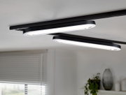Schienenpanel Loop, moderne Deckenleuchte in schwarzem Design, seitliche Perspektive
