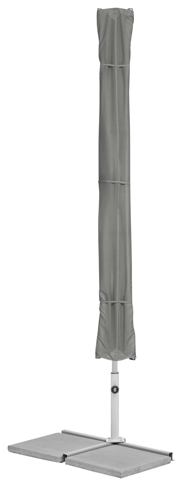 Geschlossener Sonnenschirm mit grauer Schutzhülle, frontal auf einem stabilen Standfuß montiert.