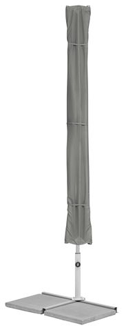 Geschlossener Sonnenschirm mit grauer Schutzhülle, frontal auf einem stabilen Standfuß montiert.
