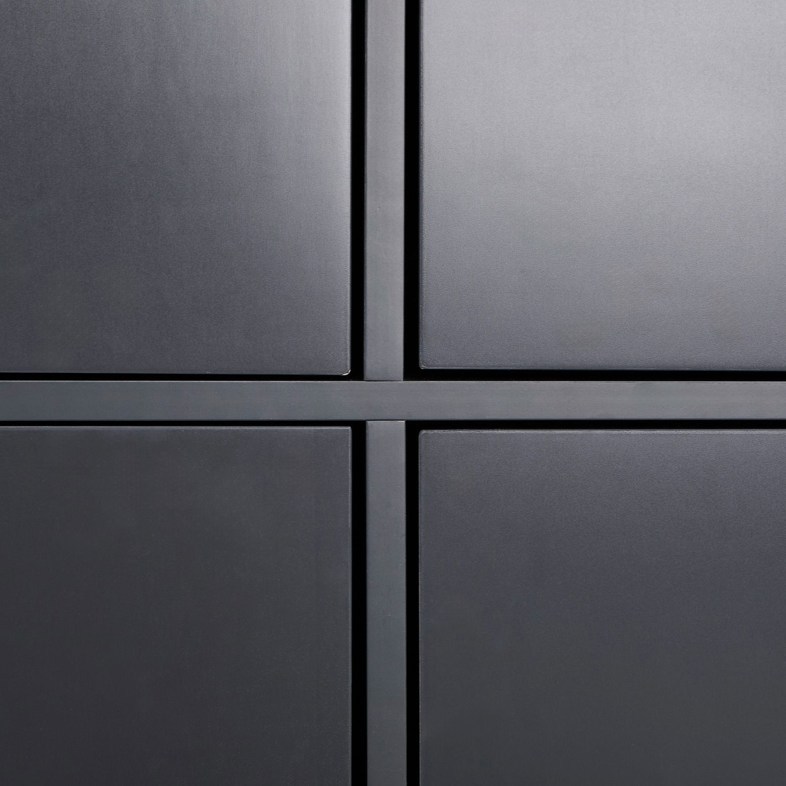 Nahaufnahme eines modernen, schwarzen Highboards mit klaren Linien und minimalistischer Gestaltung, frontal betrachtet.