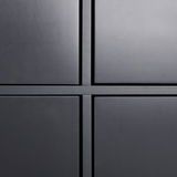 Nahaufnahme eines modernen, schwarzen Highboards mit klaren Linien und minimalistischer Gestaltung, frontal betrachtet.