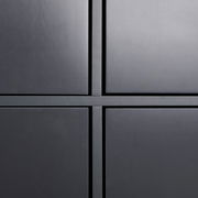 Nahaufnahme eines modernen, schwarzen Highboards mit klaren Linien und minimalistischer Gestaltung, frontal betrachtet.