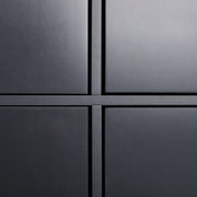 Nahaufnahme eines modernen, schwarzen Highboards mit klaren Linien und minimalistischer Gestaltung, frontal betrachtet.