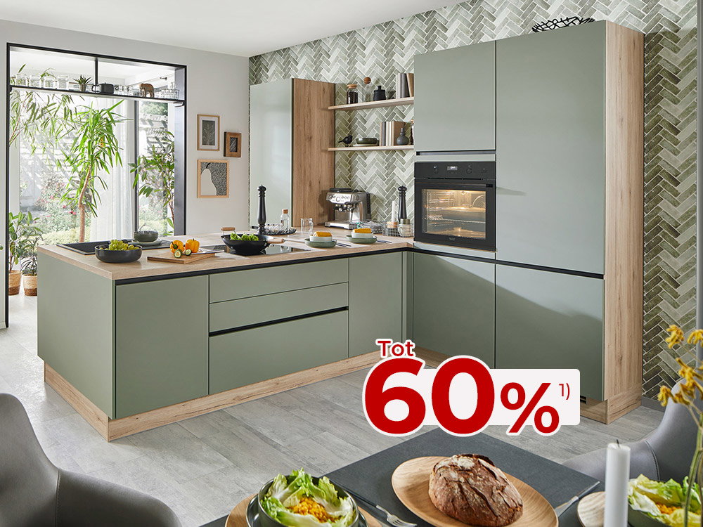 Moderne groene keuken met kookeiland en inbouwapparatuur, geadverteerd met tot 60% korting.