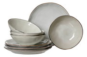 Perspektive auf ein 8-teiliges Tafelset aus Keramik mit einem modernen, minimalistischen Design in sanften Grautönen.