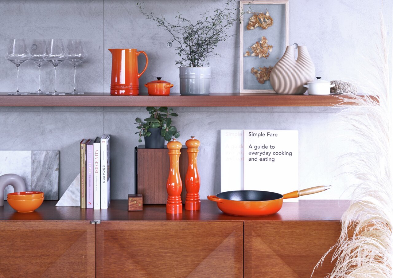Sautepfanne 28cm in Ofenrot auf einem Holzregal, seitliche Perspektive