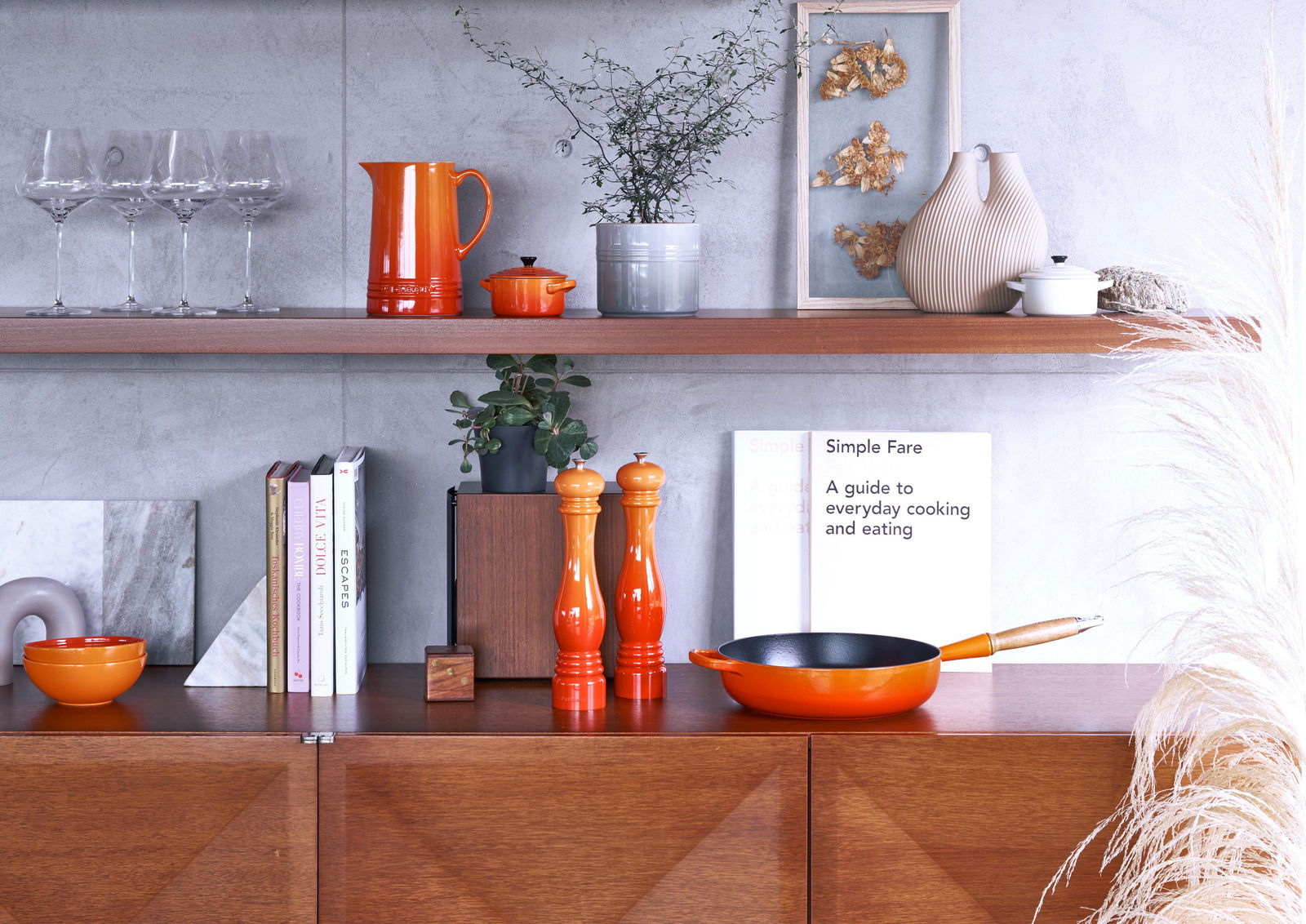 Sautepfanne 28cm in Ofenrot auf einem Holzregal, seitliche Perspektive