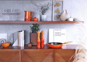 Sautepfanne 28cm in Ofenrot auf einem Holzregal, seitliche Perspektive
