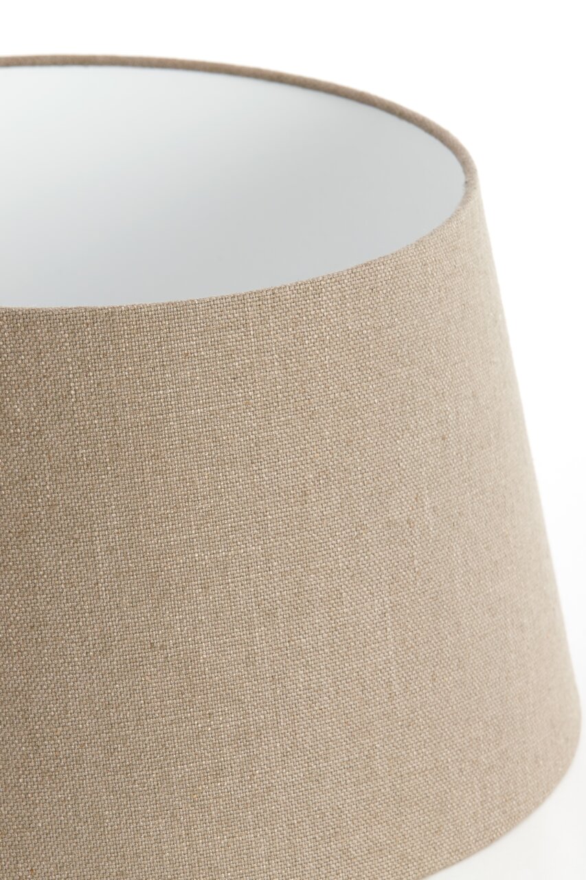 Nahaufnahme eines runden, beigen Lampenschirms mit texturierter Oberfläche, seitliche Perspektive