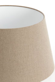 Nahaufnahme eines runden, beigen Lampenschirms mit texturierter Oberfläche, seitliche Perspektive