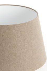 Nahaufnahme eines runden, beigen Lampenschirms mit texturierter Oberfläche, seitliche Perspektive