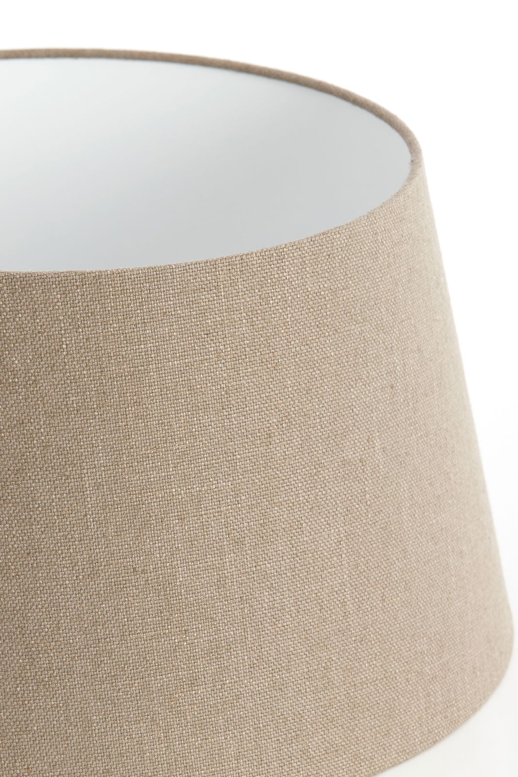 Nahaufnahme eines runden, beigen Lampenschirms mit texturierter Oberfläche, seitliche Perspektive