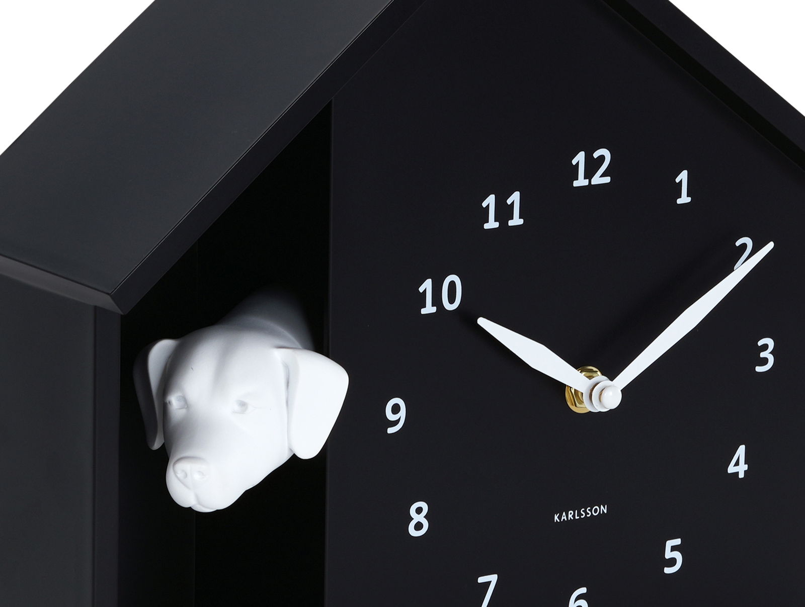 Schwarze Wanduhr mit weißem Hundekopf und weißen Zeigern, seitliche Perspektive