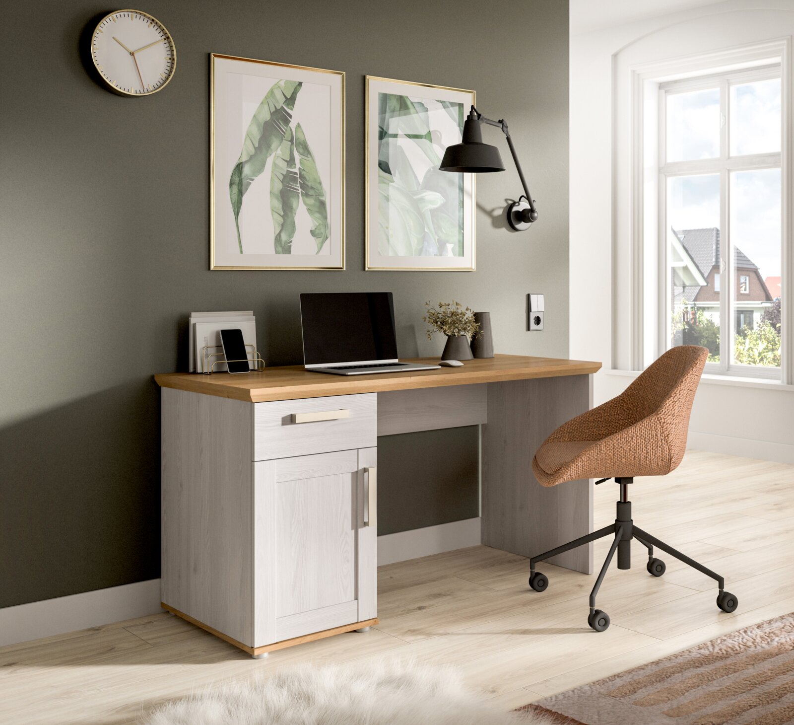 Moderner Schreibtisch in Holzoptik mit Schublade und Tür, mit Laptop dekoriert, im hellen Homeoffice – Perspektive: schräg von vorn links.