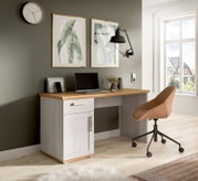Moderner Schreibtisch in Holzoptik mit Schublade und Tür, mit Laptop dekoriert, im hellen Homeoffice – Perspektive: schräg von vorn links.