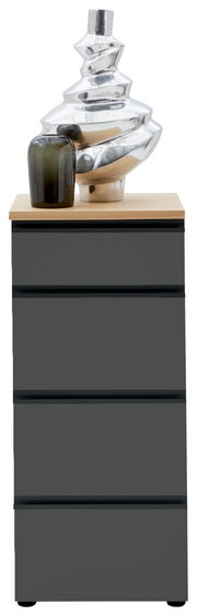 Schubkastenkommode LENDINA von Dieter Knoll in grauer Farbe mit drei Schubladen, dekoriert mit einer modernen Skulptur und einer Vase auf der Oberseite, Frontalansicht.