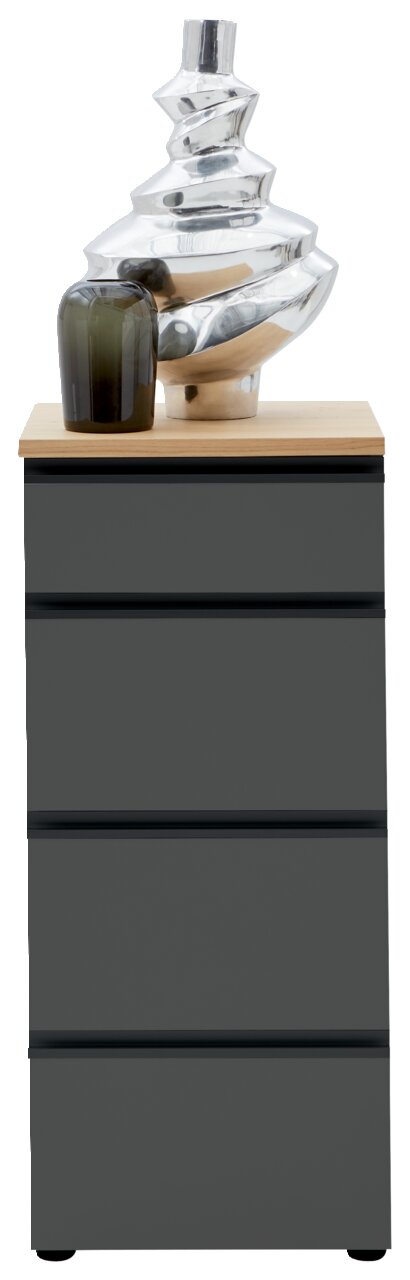 Schubkastenkommode LENDINA von Dieter Knoll in grauer Farbe mit drei Schubladen, dekoriert mit einer modernen Skulptur und einer Vase auf der Oberseite, Frontalansicht.