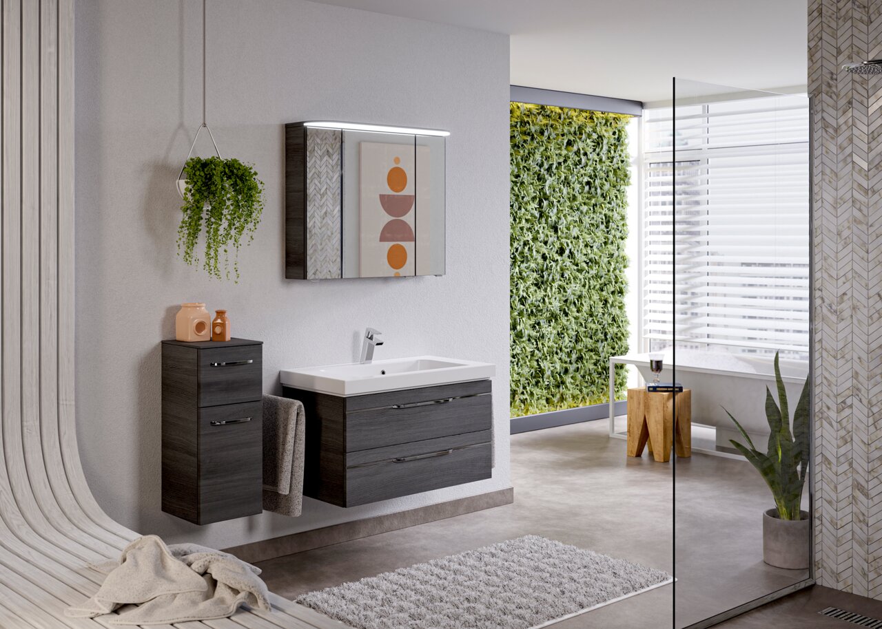 Moderner Badblock mit dunklen Holzschränken und Waschbecken, seitliche Perspektive, umgeben von stilvoller Dekoration und Pflanzen.